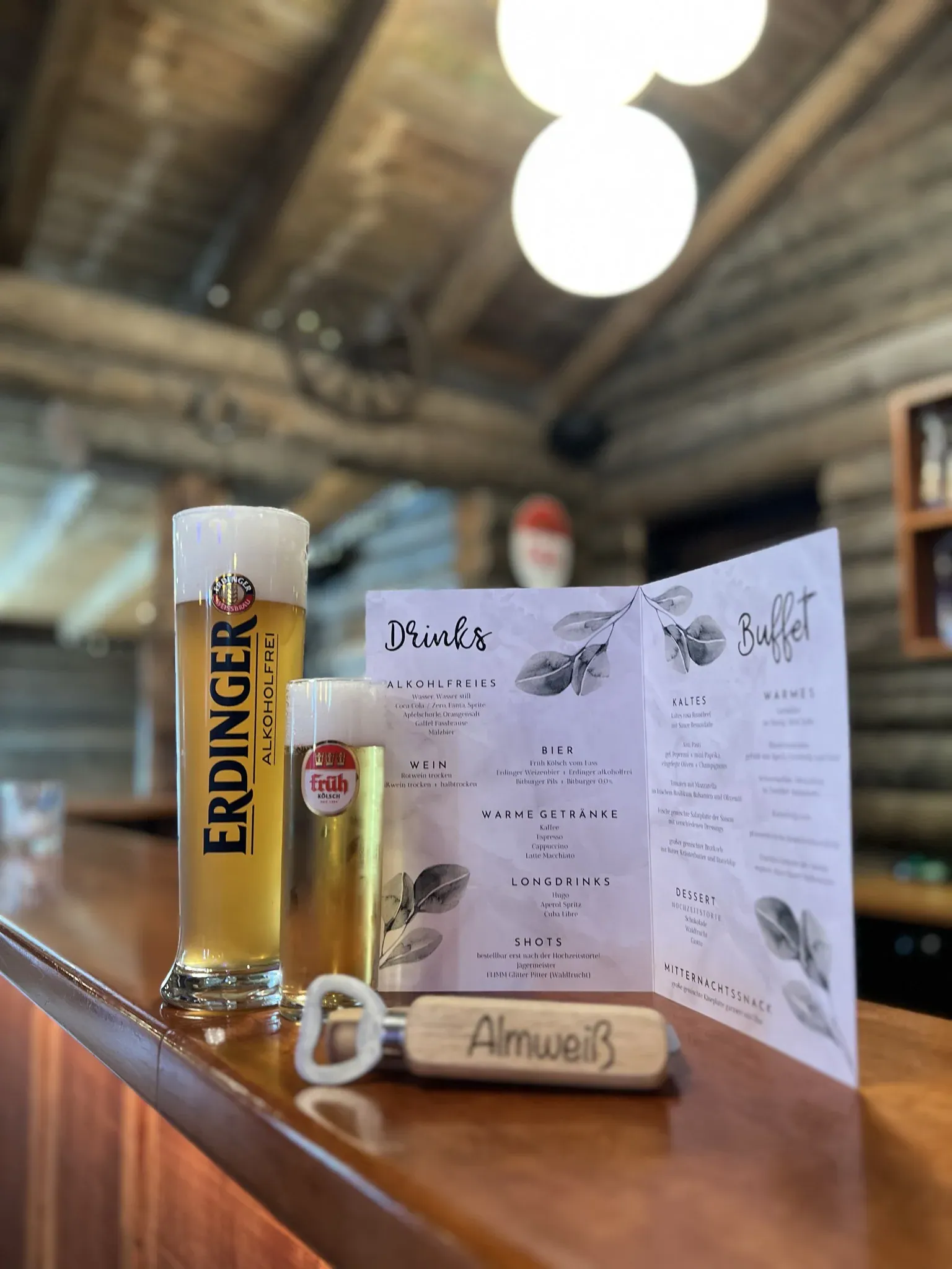 Bier und Getränkekarte auf der Theke der Blockhütte