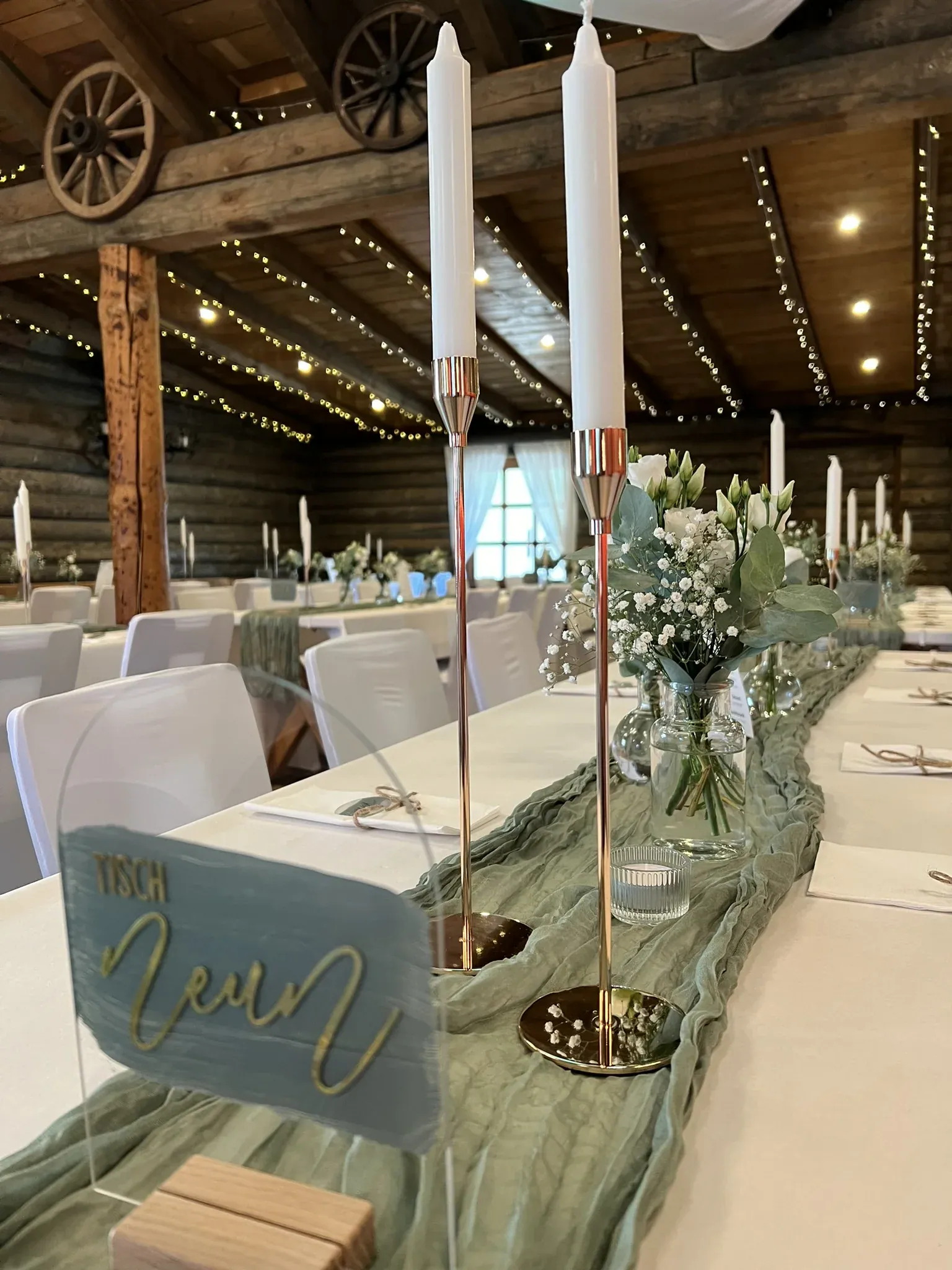 Tafel mit hohen Kerzen, Eukalyptus und salbeigrünem Tischläufer