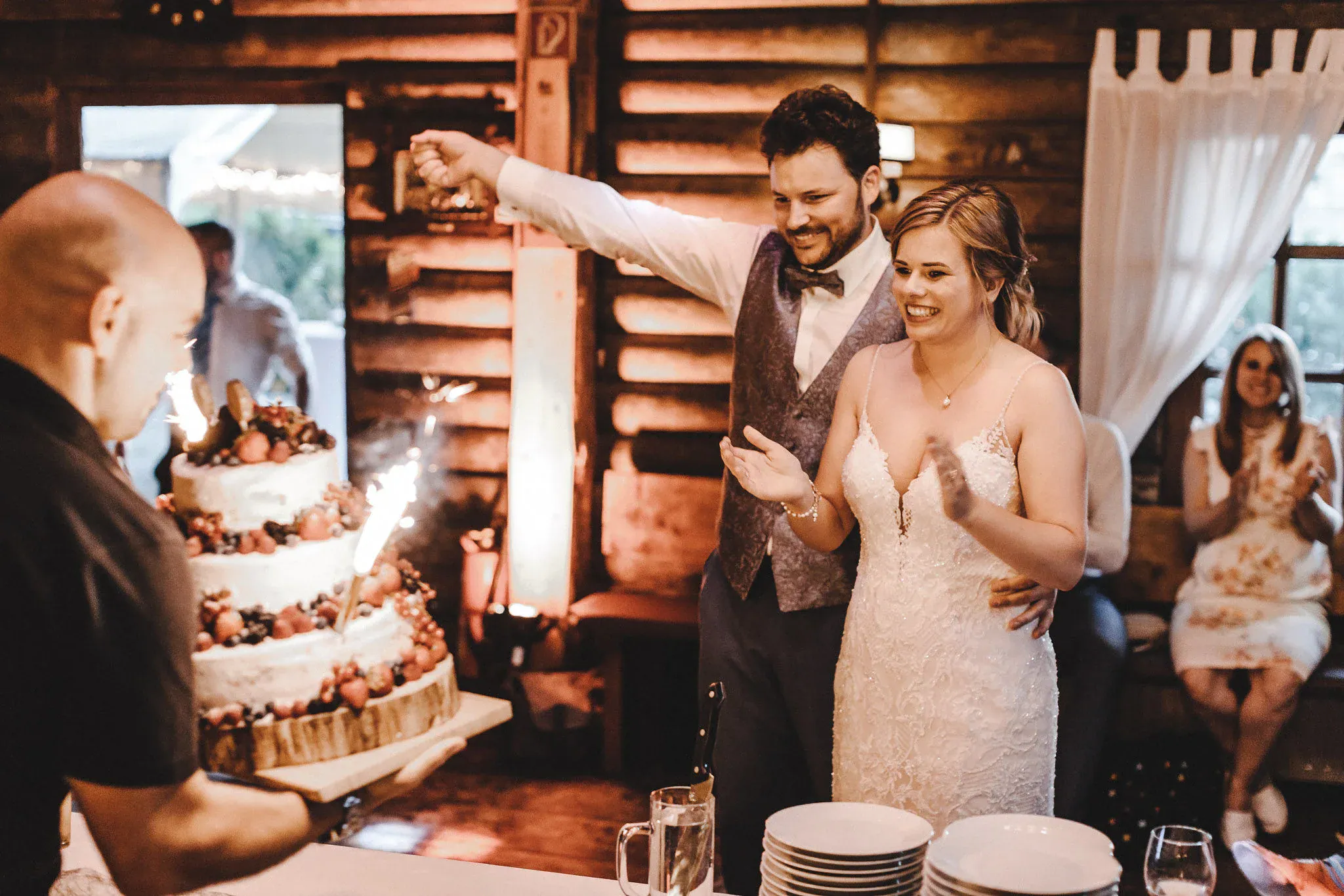 Brautpaar beim Anschneiden der Hochzeitstorte mit Wunderkerzen